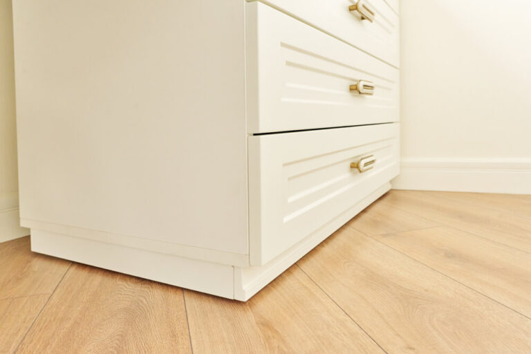 Komody na wymiar – idealne rozwiązanie do małych mieszkań